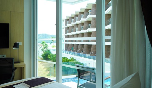 Habitación superior con 2 camas individuales, vistas a la piscina