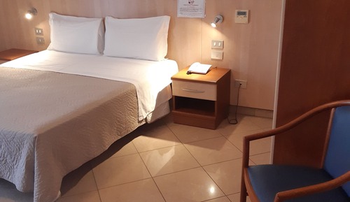 Habitación básica con 1 cama doble o 2 individuales