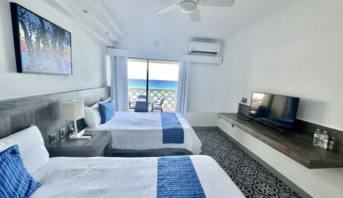 Habitación superior, 2 camas dobles, balcón, vistas al mar