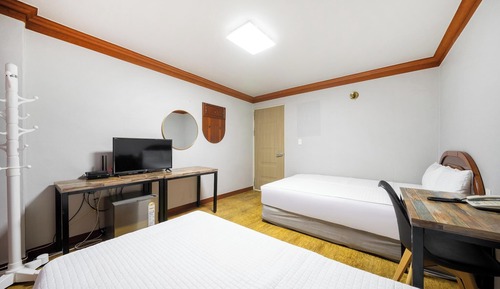 Room (Twin)