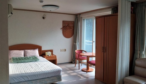 Room (Deluxe room (condo))
