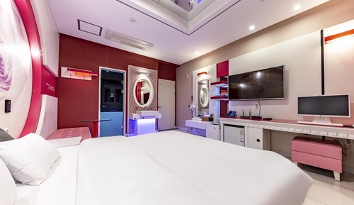Room (Check-in at 23:00 & Check-out at 17:0)