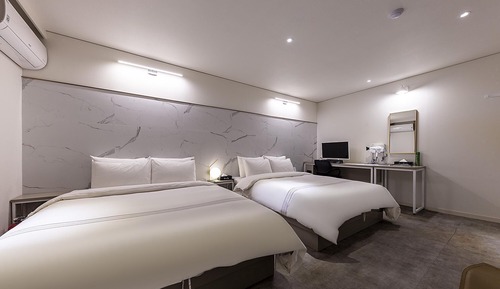 Room (Simmons Premium Twin (King + King Net)