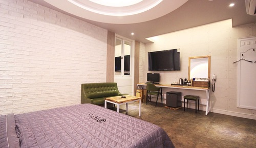Room (Luxury (good heating/cooling/PC/batht)