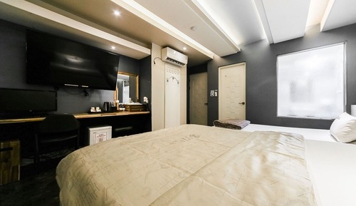 Room (Twin-double single (good heating/cool)