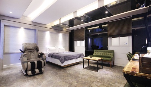 Room (VIP-massage chair (mirror room/coolin)