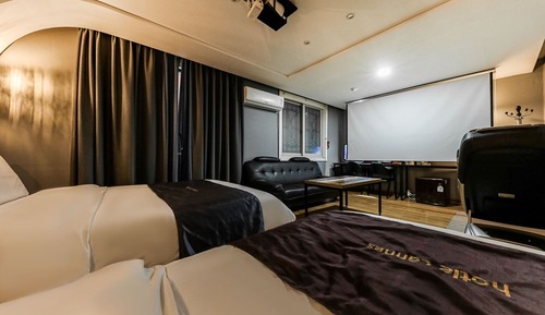 Room (Deluxe twin room (PC + massage chair/)