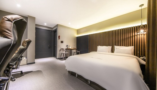 Room (Premium (Air Purifier Netflix Availab)