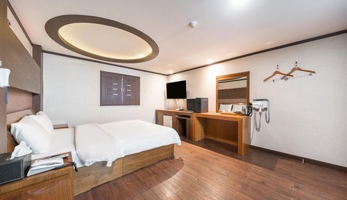 Room (Deluxe Premium (using Netflix persona)