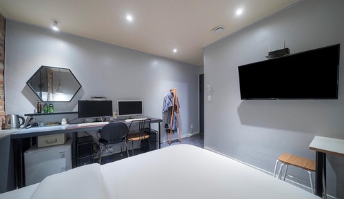 Room (2PC gaming room/65" TV i7 2060S 32" h)