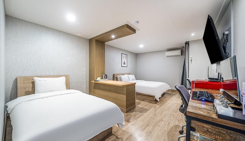 Room (Premium Twin - Gaming 2PC (OTT TV))