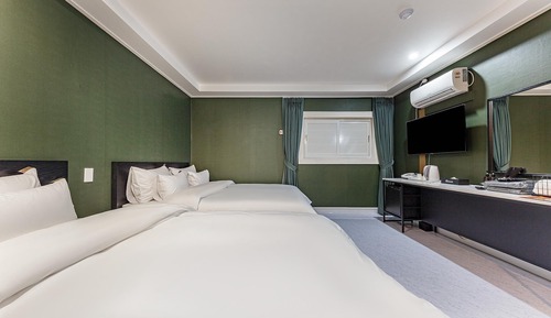 Room (Twin)