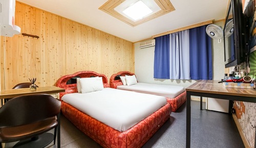 Room (Twin)