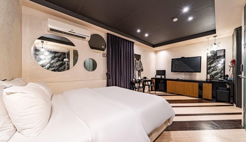 Room (Standard Room (Bathtub Netflix Availa)