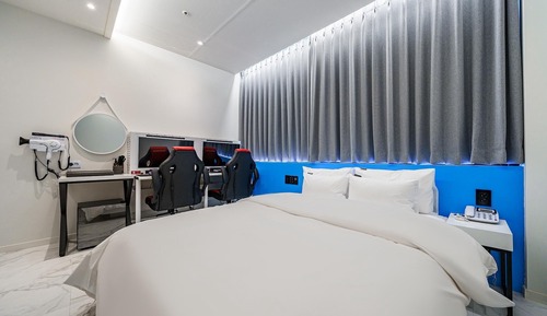 Room (Gaming 2PC (5 types of OTT (Netflix D)