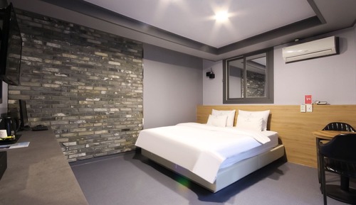 Room (Deluxe A (bathtub + free OTT viewing))