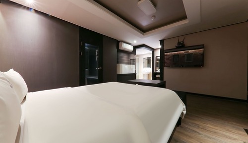Room (Song Party Room (Wave Netflix Disney+)