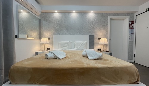 Apartamento Deluxe, 1 cama de matrimonio con sofá cama, cocina, vistas parciales al mar
