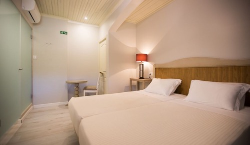 Habitación básica con 2 camas individuales
