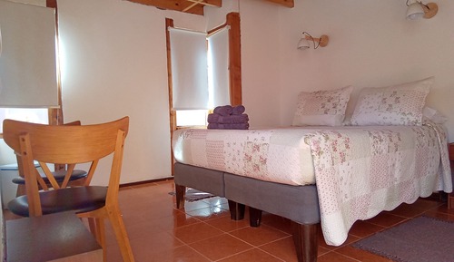 Habitación doble superior, 1 cama de matrimonio grande, baño privado, junto a la piscina
