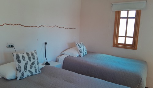 Habitación superior con 2 camas individuales, baño privado, junto a la piscina