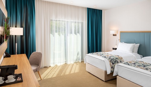 Habitación superior con 2 camas individuales, balcón