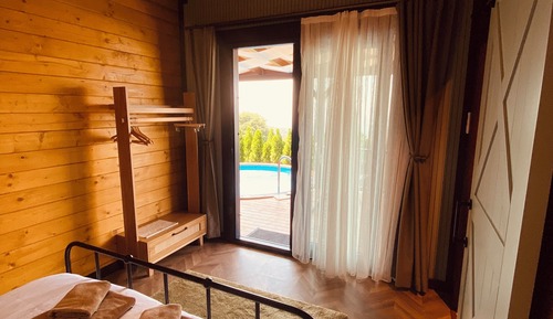 Chalet familiar, piscina privada, vistas parciales al mar