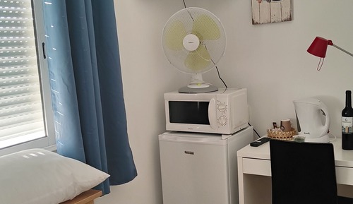 Estudio básico, 1 cama doble, no fumadores, baño privado