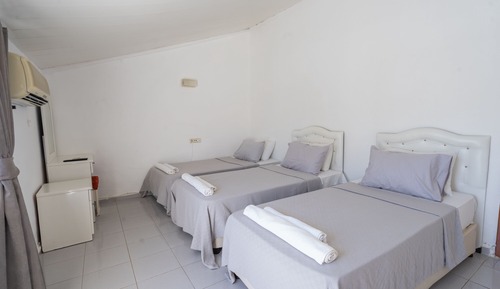 Basic Apartment, 3 Twin Beds, Partial Sea View