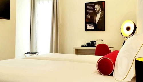 Habitación básica con 2 camas individuales