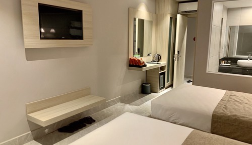 Habitación superior con 2 camas individuales, bañera