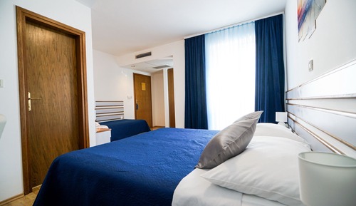 Habitación triple, balcón, vistas parciales al mar