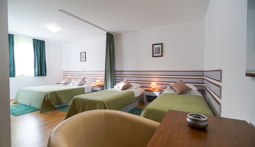 Habitación cuádruple familiar, balcón, vistas parciales al mar
