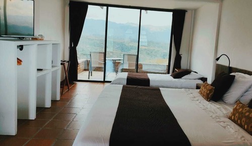 Habitación con 1 cama doble o 2 individuales, baño privado