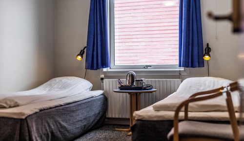 Habitación básica con 2 camas individuales, baño compartido