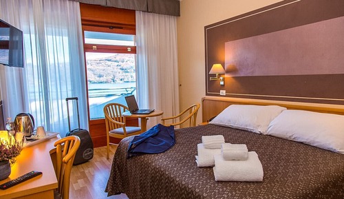 Habitación estándar con 1 cama doble o 2 individuales, vistas al lago