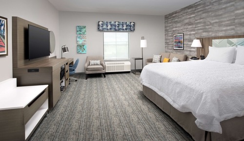 Habitación, 1 cama de matrimonio grande con sofá cama, frigorífico y microondas