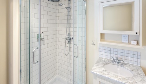 Habitación con 2 camas individuales, baño privado
