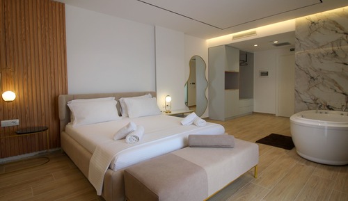 Suite Deluxe, 1 cama de matrimonio grande con sofá cama, bañera de hidromasaje, junto a la playa