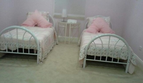 Habitación básica con 2 camas individuales