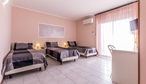 Habitación triple, balcón