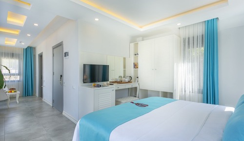 Habitación triple Deluxe, vistas a la piscina