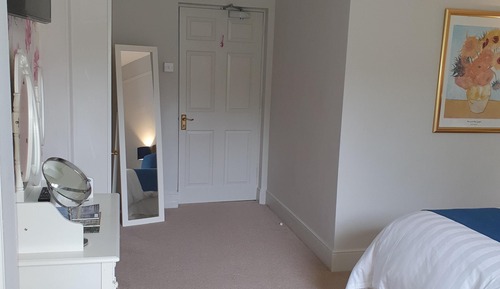 Habitación de lujo doble, accesible para personas con discapacidad, baño privado (Azalea Room)