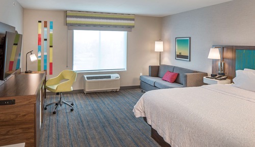 Habitación, 1 cama de matrimonio grande con sofá cama, frigorífico y microondas