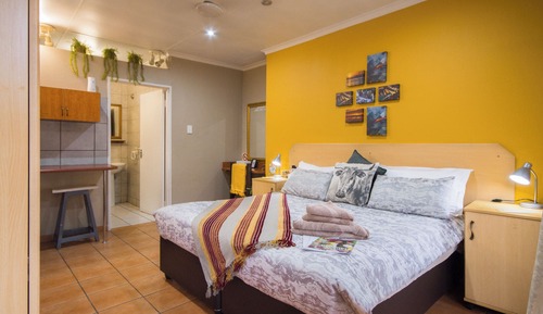 Habitación Confort con 1 cama doble o 2 individuales, cocina básica