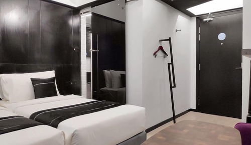 Habitación estándar (Violet - 1 Queen/ 2 Single Beds)