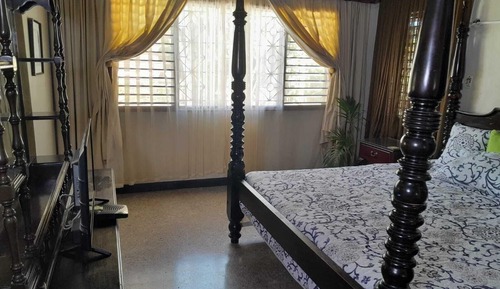 Habitación básica, 1 cama de matrimonio grande, vistas a la piscina