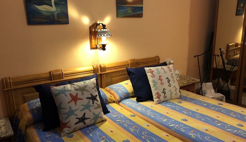 Habitación básica con 2 camas individuales
