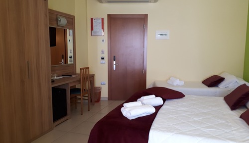 Habitación triple estándar, vistas parciales al mar