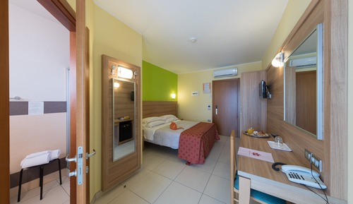 Habitación estándar con 1 cama doble o 2 individuales, vistas parciales al mar